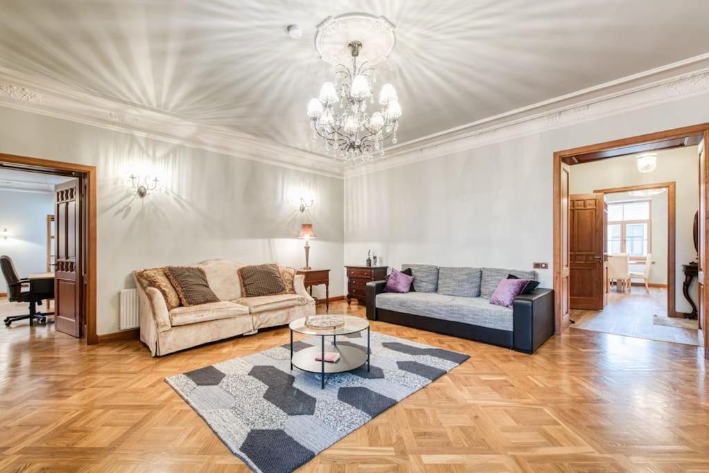 In Quiet Center, Apartment